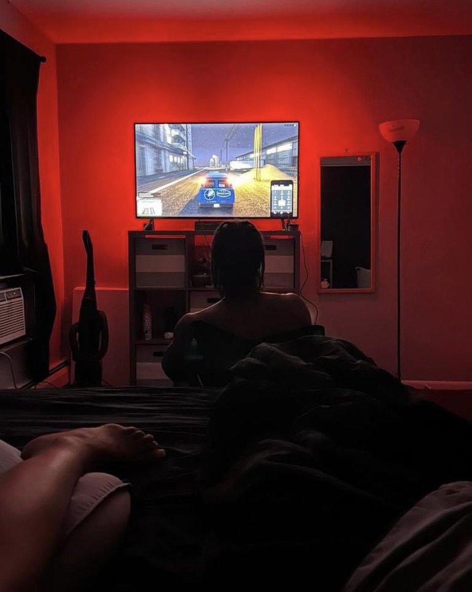 ionfwnuin's tweet photo. instead of going outside we can be posted up like this https://t.co/N1Vq3c4AD7