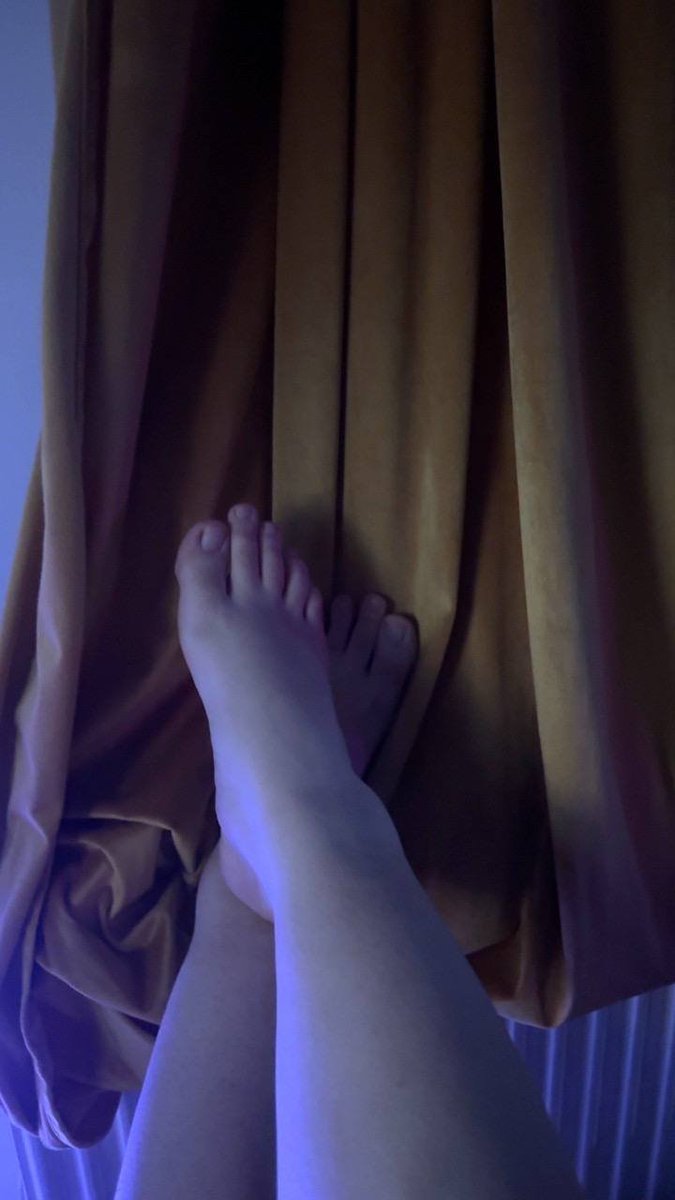 BoginiA23's tweet photo. Płacicie za te widoki kodami w dm #blik #uległy #pies #kundel #frajer #findom @rt_feet #stopy #stópki  #fetysz #domina #finsub #paypig #bogini @rt_find https://t.co/vxbezGXzlh