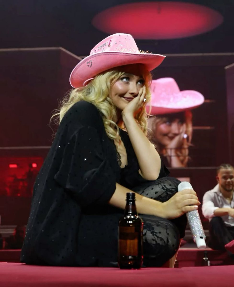 NVRGETTINGLAlD's tweet photo. she’s always down for a big hat moment https://t.co/fQqmBxkMbN
