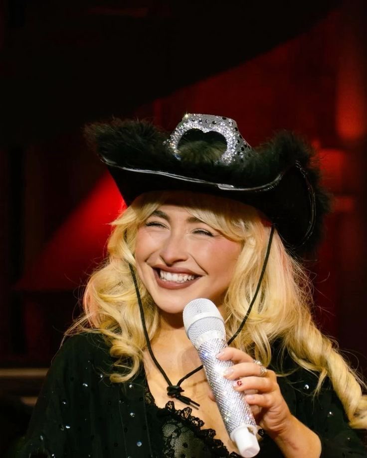NVRGETTINGLAlD's tweet photo. she’s always down for a big hat moment https://t.co/fQqmBxkMbN