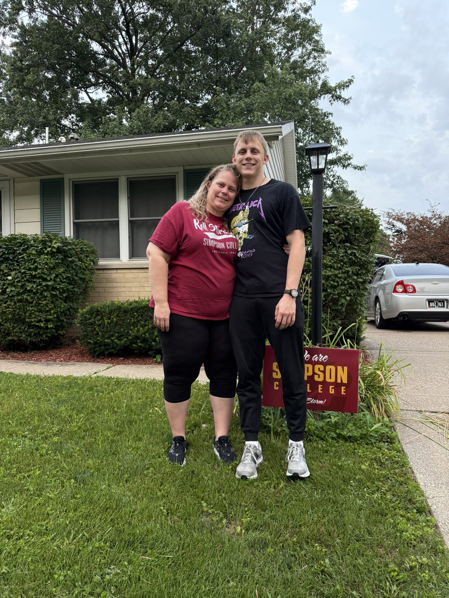 mtocac725's tweet photo. I’m not crying…my eyes are sweating. #rollstorm #collegelife #moveinday https://t.co/5Up3EoNZas