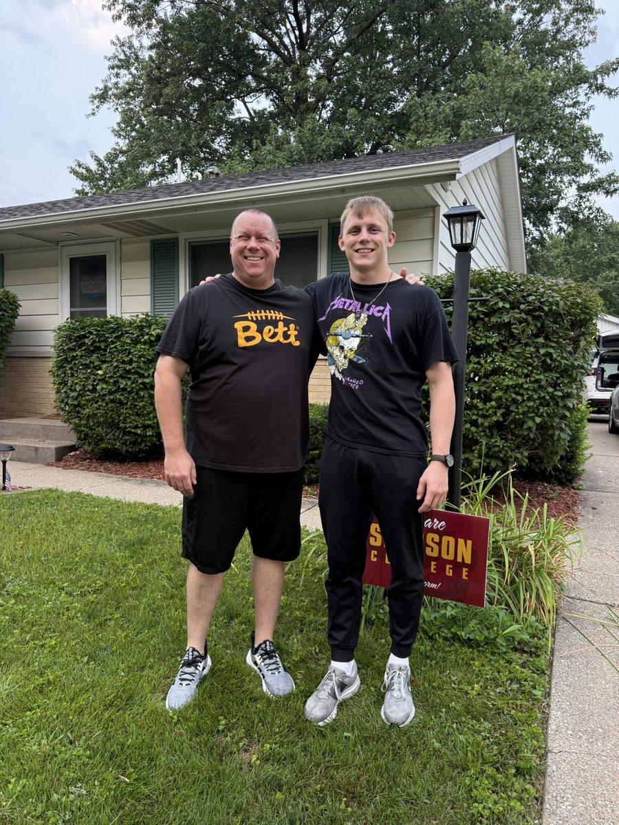 mtocac725's tweet photo. I’m not crying…my eyes are sweating. #rollstorm #collegelife #moveinday https://t.co/5Up3EoNZas