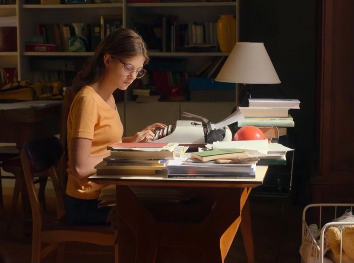orch1dpetals's tweet photo. elena in season 3 of my brilliant friend was so chic. she was woke and hot and was even kind of a good mom for once. https://t.co/8jUurHWmwh
