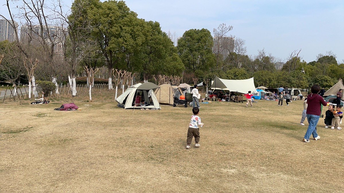 jjmmm66's tweet photo. 周末带娃在小区草坪玩抛接飞盘，看他追着风跑的样子，感觉把快乐都攥在手里啦！#亲子日常 #遛娃小妙招 https://t.co/YkXFF9ajn2