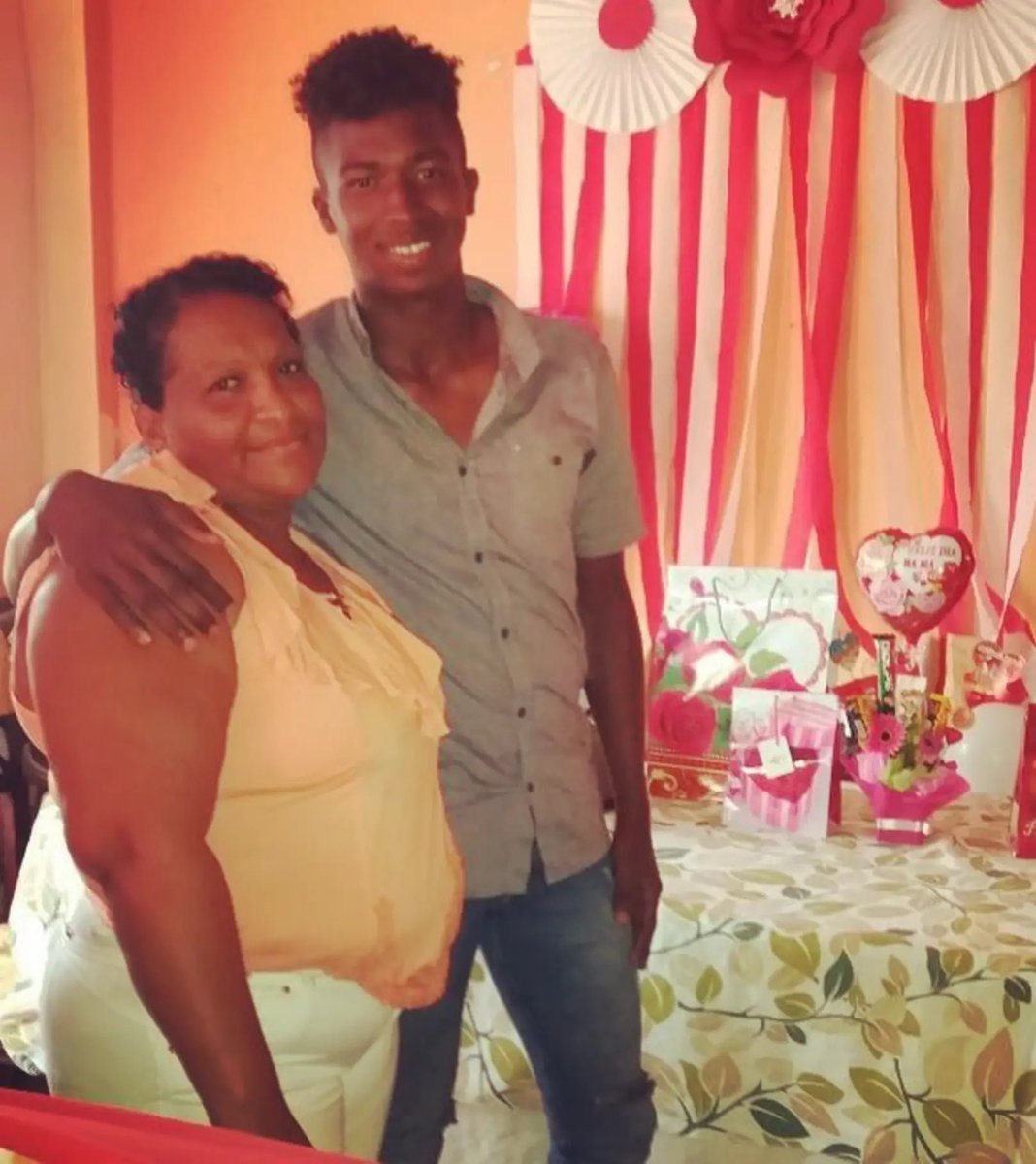 SebasDecker's tweet photo. La historia de vida de Willian Pacho 🇪🇨 es estremecedora.
Te conmueve cada golpe del cual se levantó, cada lágrima que le tocó derramar a ese pelado repleto de sueños.

Atreverse a hablar así de su vida y de la pérdida de su madre, requiere mucho valor 🙏🏼. https://t.co/ayIXwrPQNb