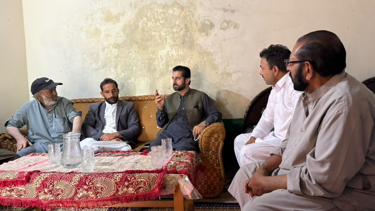BabarKhajjak's tweet photo. حلقہ تین پونچھ، کھائی گلہ  میں سیاسی تبدیلی کی دستک
ڈاکٹر عرفان اشرف کی ممکنہ کامیابی نظریۂ پاکستان کے علمبرداروں کے لیے بڑی نوید ثابت ہو گی 

حلقہ تین پونچھ، کھائی گلہ کا سیاسی میدان اس وقت غیر معمولی سیاسی سرگرمیوں کی زد میں ہے۔ انتخابی معرکہ جوں جوں قریب آ رہا ہے، سیاسی صف بندی بھی واضح ہوتی جا رہی ہے اور حلقے کے عوام میں اس سوال پر بحث جاری ہے کہ آیا روایتی سیاست ایک مرتبہ پھر اپنی جگہ برقرار رکھے گی یا اس بار کوئی نئی سیاسی قوت تاریخ رقم کرے گی حلقہ تین میں ایک طرف طویل عرصے تک اقتدار میں رہنے والے سابق وزیراعظم سردار یعقوب خان پاکستان پیپلز پارٹی کے امیدوار کی حیثیت سے انتخابی میدان میں موجود ہیں، جبکہ دوسری جانب سردار عبدالرشید مسلم لیگ کے امیدوار کے طور پر مقابلے میں ہیں۔ ان دونوں شخصیات میں سےسردار یعقوب  پر چالیس سال طویل اقتدار کے دوران کریشن بدعنوانی عوامی وسائل کی لوٹ مار سے المکہ ہاوسنگ سوسائٹی جیسی کھریوں  روپوں مالیت کی جائیدادیں  بنانے کا الزام ہے جبکہ حاجی رشید ایک ناتجربہ کار غیر فعال اور عمر رسیدہ شخص ہیں جو حلقے کی نمائندگی سے قاصر ہیں ۔ 
ڈاکٹر عرفان اشرف کی سیاست کا ایک نمایاں پہلو یہ ہے کہ وہ محض انتخابی موسم میں عوام کے درمیان نظر آنے کے بجائے حلقے کے عوام کے ساتھ مسلسل رابطے اور خدمت کے حوالے سے اپنی شناخت بنانے میں کامیاب ہوئے ہیں ۔ ان کے حامیوں کے مطابق ڈاکٹر عرفان اشرف نے اپنی استطاعت کے مطابق حلقے میں اپنی مدد آپ کے تحت متعدد فلاحی، سماجی اور عوامی نوعیت کے کام کیے ہیں اور مشکل حالات میں لوگوں کے ساتھ کھڑے رہے ہیں 
یہی وجہ ہے کہ ان کے حامیوں کا کہنا ہے کہ ڈاکٹر عرفان اشرف کی سیاست کا بنیادی محور اقتدار نہیں بلکہ خدمت اور عوامی رابطہ ہے۔ ان کے نزدیک سیاست کا مقصد صرف اسمبلی کی نشست حاصل کرنا نہیں بلکہ عوام کے مسائل کو اجاگر کرنا، ضرورت مندوں کی مدد کرنا اور علاقے کی محرومیوں کو متعلقہ فورمز تک پہنچانا بھی ہے ڈاکٹر عرفان اشرف کے سیاسی سفر میں سب سے زیادہ جس پہلو کو ان کے حامی نمایاں کرتے ہیں وہ اپنی مدد آپ کے تحت عوامی خدمت ہےحلقے کے مختلف علاقوں میں بنیادی ضروریات، عوامی مسائل اور مقامی سطح پر درپیش مشکلات کے حوالے سے ان کی سرگرمیوں کو ان کے سیاسی حامی ایک مثبت پہلو قرار دیتے ہیں۔
 عوام کا کہنا ہے کہ محدود زاتی  وسائل کے باوجود ڈاکٹر عرفان اشرف نے جہاں ممکن ہوا، لوگوں کی مدد کی، ان کے مسائل سنے اور متعلقہ اداروں تک ان کی آواز پہنچانے کی کوشش کی۔ یہی طرزِ سیاست اب انتخابی مہم میں بھی ان کے لیے ایک اہم سیاسی سرمایہ بنتا دکھائی دے رہا ہے۔حلقے کے بعض عوامی حلقوں میں یہ تاثر بھی پایا جاتا ہے کہ موجودہ انتخاب محض امیدواروں کے درمیان مقابلہ نہیں بلکہ سیاسی طرزِ فکر کے درمیان مقابلہ بھی بن چکا ہے۔ ایک طرف سردار یعقوب جیسا کرپٹ سیاستدان ہے اور دوسری جانب نئی توانائی، عوامی رابطہ اور نظریاتی سیاست ہے ڈاکٹر عرفان اشرف  نظریۂ پاکستان کے داعی  اور مسلم کانفرنس کے پلیٹ فارم سے انتخابی میدان میں موجود ہیں۔ ان کے حامیوں کے مطابق نظریاتی سیاست سے وابستگی ان کی سیاسی شناخت کا اہم حصہ ہے۔
مسلم کانفرنس کی تاریخی سیاسی شناخت اور نظریۂ پاکستان سے وابستگی کے تناظر میں ڈاکٹر عرفان اشرف کی انتخابی مہم کو ان کے حامی ایک اہم پیش رفت قرار دے رہے ہیں۔ ان کا کہنا ہے کہ اگر ڈاکٹر عرفان اشرف کامیاب ہوتے ہیں تو یہ حلقہ تین پونچھ میں نظریاتی سیاست کے لیے ایک مضبوط پیغام ثابت ہو گا ۔یہی وجہ ہے کہ ڈاکٹر عرفان اشرف کی ممکنہ کامیابی کو ان کے حامی صرف ایک انتخابی کامیابی نہیں سمجھتے بلکہ اسے نظریۂ پاکستان کےعلمبرداروں کے لیے ایک بڑی نوید قرار دے رہے ہیں۔