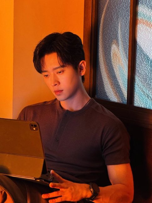zyirancore's tweet photo. Not doing modern dramas with this face should be a crime somebody lock him OUT of hengdian for a while pleek https://t.co/pKpE18MOJx