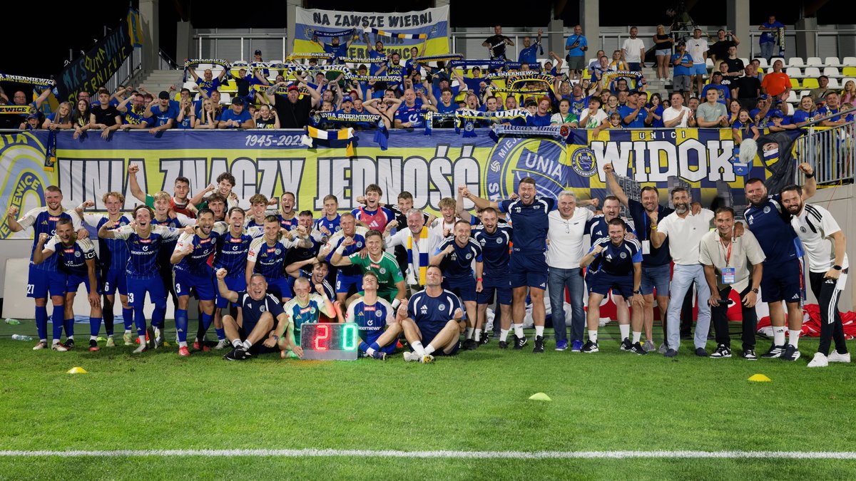 uniaskcofficial's tweet photo. UNIA ZNACZY JEDNOŚĆ❗
Jedziemy dalej! 🤍💙💛

W niedzielę, 16 sierpnia wszyscy na @miedzlegnica . Gramy o 19:30 w naszej twierdzy @stadion.skc.official  .
[BILETY 🎟️] od 11 sierpnia w sprzedaży
https://t.co/py2qub4fjq
______________________
📸 Fot. Tomasz Kowalczyk https://t.co/VvGOAAxf2e