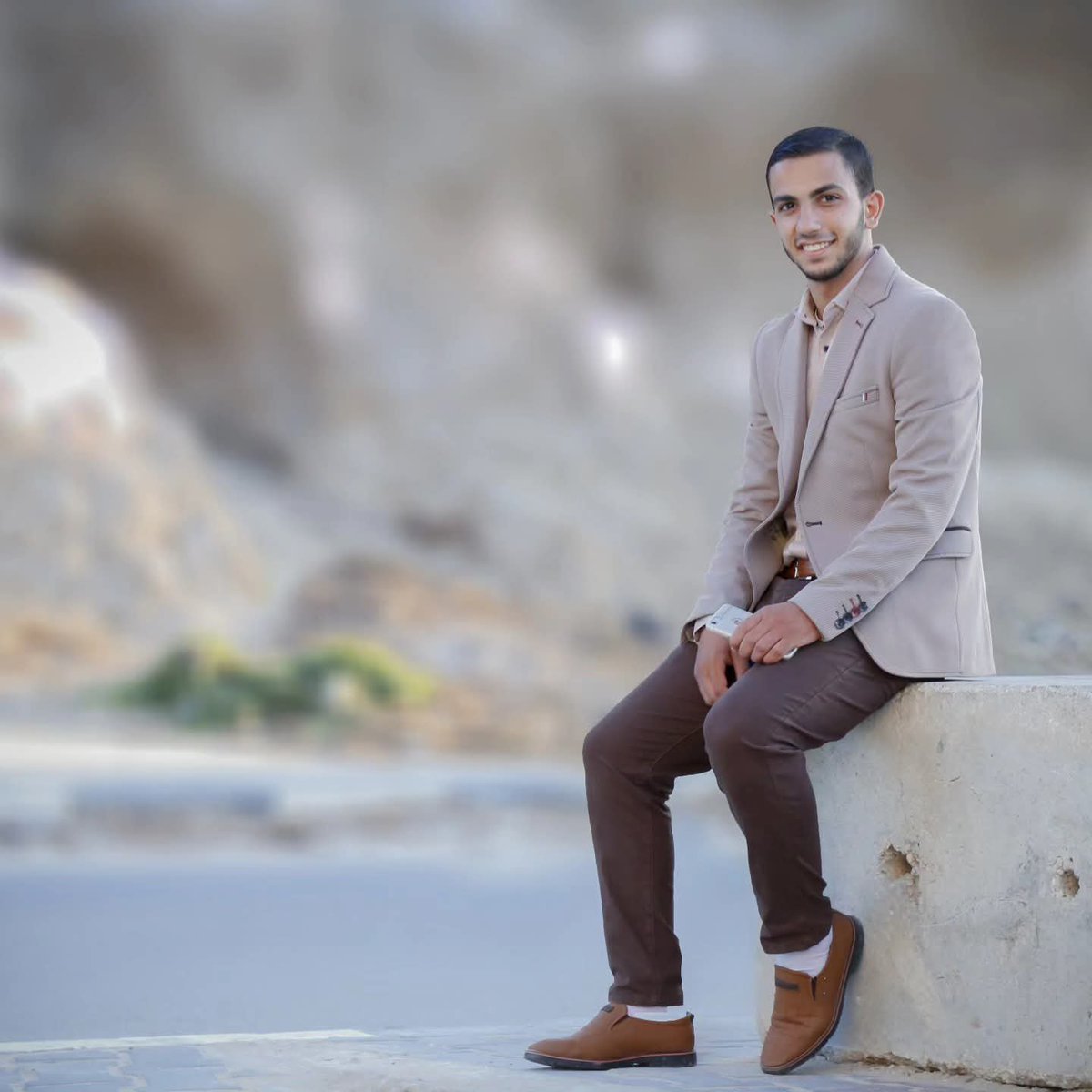 AnasAlSharif0's tweet photo. بكتك الأمة مجددا وكأن استشهادك اليوم
العالم الحر يُحيي ذكرى استشهادك 
ملايين الأحرار يستذكرونك بكل فخر واشتياق
أهل غزة والمُجوعين يتحدثون عنك وعن دورك في انهاء مجاعة غزة
من أنت يا صوت غزة ليبكيك الكبير والصغير
من أنت يا أنس حتى تكون في الصدارة الاعلامية 
من أنت أيها الشجاع لتحتفي بك كل الأطياف 

( أنس جمال الشريف ) شهيد الحقيقة شهيد الكلمة 10/08

جددوا دعواتكم لصاحب الوجه الجميل والصحفي الشجاع 💔