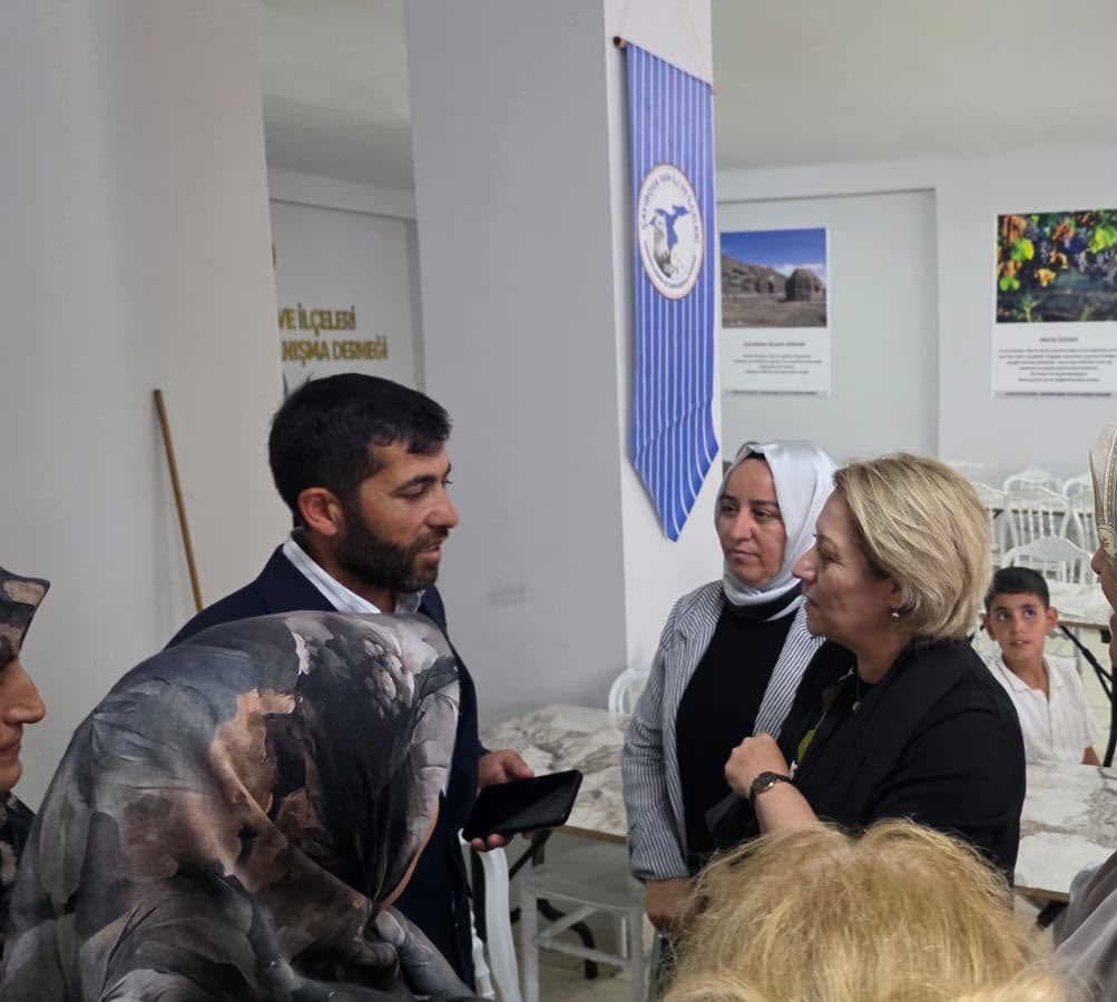 yyaseminozdemir's tweet photo. 📍#Çayırova 

Elim bir trafik kazasında hayatlarını kaybeden Ziya ve Murat Kılıç kardeşlerimiz için , Muş İli ve İlçeleri Dayanışma Derneğine,ilçe kadın kolları başkanım Neşe Aydın ile birlikte taziye ziyaretinde bulundum.

Merhumlara Allah’tan rahmet; başta kıymetli anne ve babası olmak üzere kederli ailelerine, sevenlerine baş sağlığı ve sabır diliyorum.
Mekanları cennet olsun.🤲