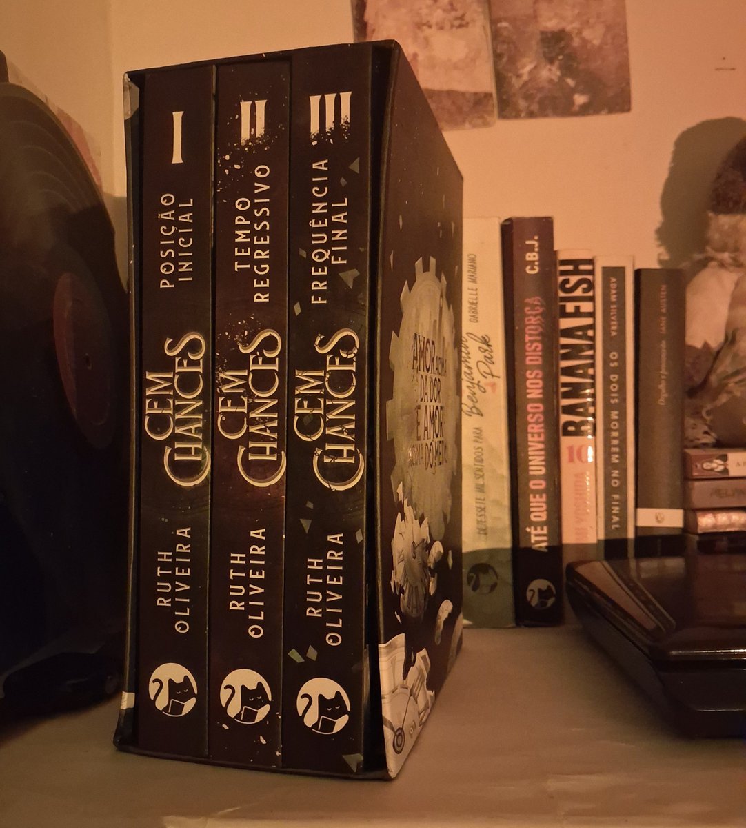 vidagvs's tweet photo. Finalmente chegou o meu box de Cem Chances!!! 
Mas, como a Violeta não nos deixa perder a chance de falar mal dela... veio sem nenhum brinde, nem sequer um marca-página.
Vou falar com eles, mas, infelizmente, sem esperanças de resolverem isso. https://t.co/Sm4xy8JIwI