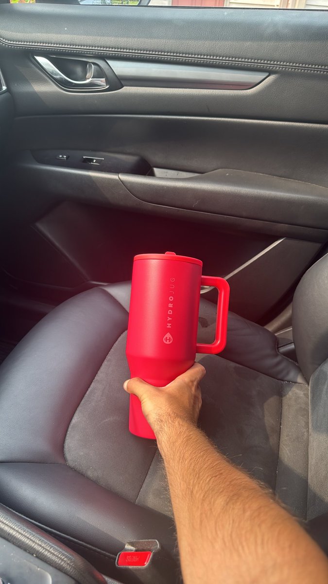 JJameson402's tweet photo. Little sister said she got a new water bottle. Little fucking ridiculous if you ask me. Things bigger than Jamal Murray’s cock https://t.co/j8yVJ24Sa3