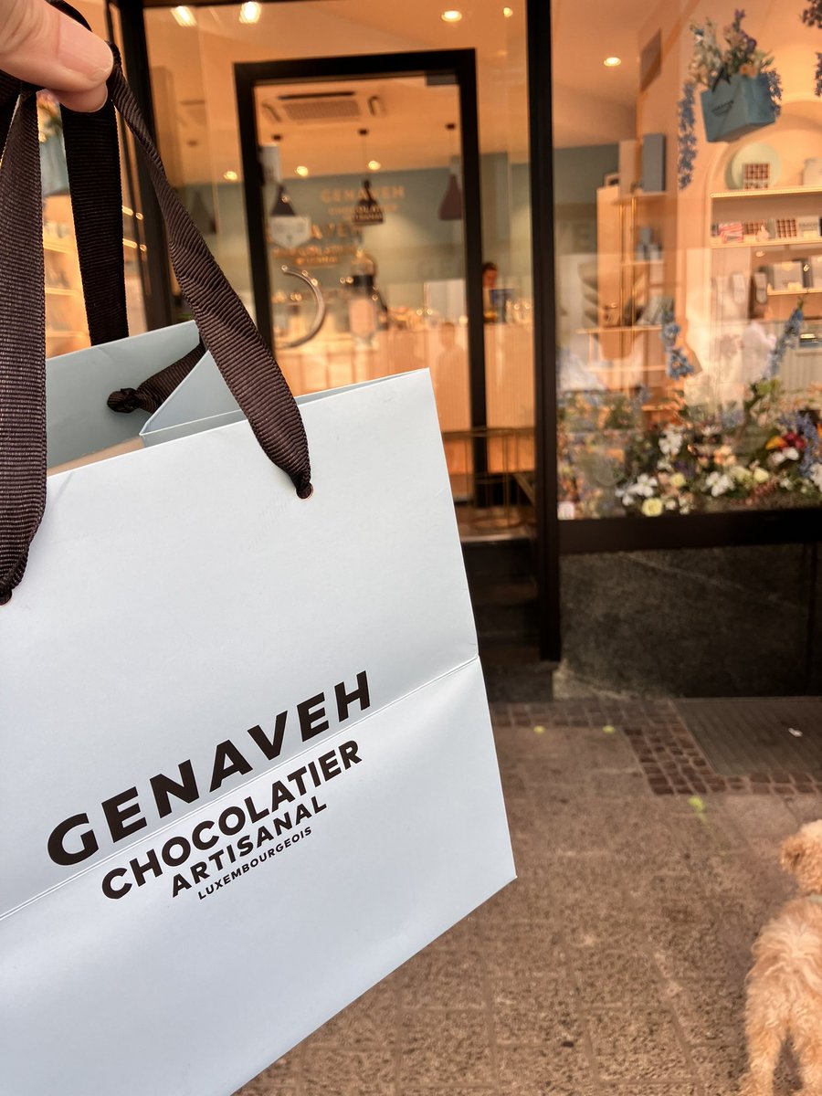 utaoka_uta's tweet photo. 3カ国目。
神奈川県の大きさの国。金持ちの国。
街が綺麗。
chocolatierで自分用チョコ✨ https://t.co/dpPbXE2lqr