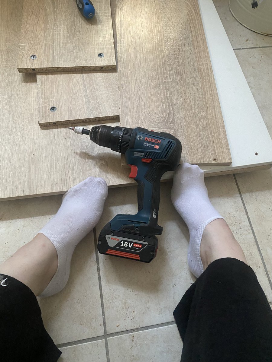 branzzlilly's tweet photo. Avec tous ces clebs inutiles je dois démonter ces meubles toute seule.. #soumis #domina #paypig #socks #feet #sole #manualwork #feetslave #moneyslave #feetfetish https://t.co/WSeMQIr04E