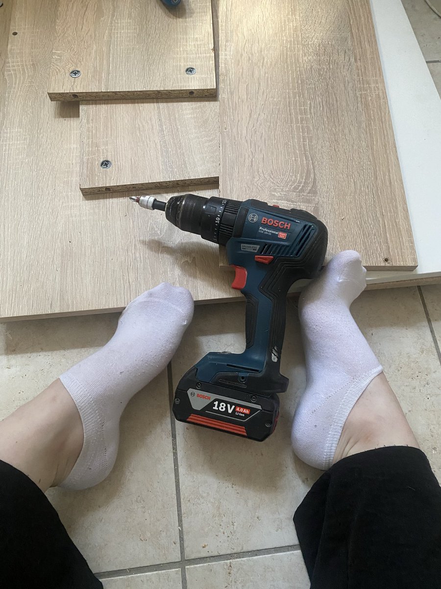 branzzlilly's tweet photo. Avec tous ces clebs inutiles je dois démonter ces meubles toute seule.. #soumis #domina #paypig #socks #feet #sole #manualwork #feetslave #moneyslave #feetfetish https://t.co/WSeMQIr04E