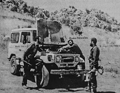 Red17Star's tweet photo. @Cayandvr İlginç bir fotoğraf, 1990 yılına ait. Lübnan/Bekaa Vadisinde bozulan aracı tamir eden üç kişi; İbrahim Erdoğan, Ahmet Fazıl Ercüment Özdemir ve Bedri Yağan... https://t.co/vNq3tze42h