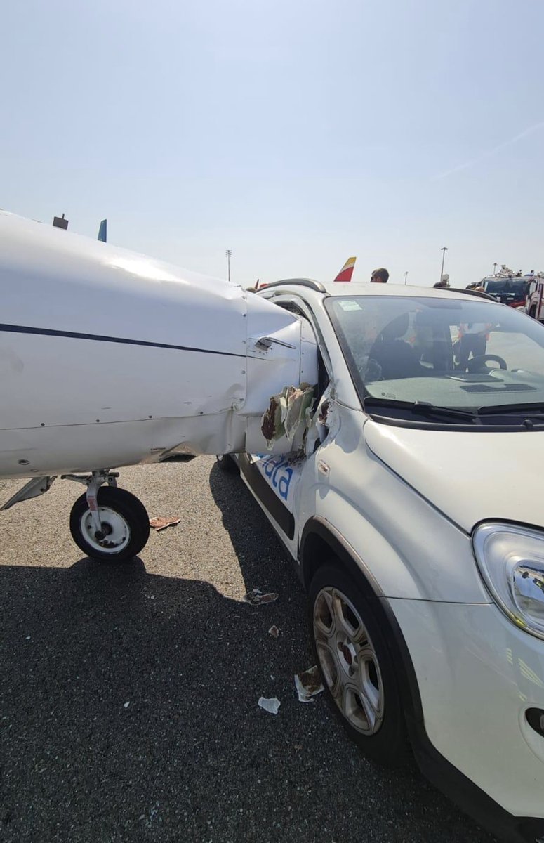 fl360aero's tweet photo. More visuals of the ground collision incident of a Hawker Beechcraft 400A (I-AERB) private aircraft at Milan Linate Airport (LIN) on Monday morning, August 10. 

Shared by: Virutas de Goma™ / @VirutasF1 , Input: Francisco Cunha/ @OnDisasters

#aircraft #aviation https://t.co/DetLzZH94c
