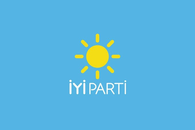 HaberMOD's tweet photo. İYİ Parti Kurumsal İlişkiler Başkanı Şükrü Kuleyin:

- Bugün İYİ Partililer, Genel Başkanımız Sayın Müsavat Dervişoğlu önderliğinde tüm Türkiye'ye şunu gösterdiler:

- Kazanmak mutlak bir zafer, kaybetmek bir son olsaydı bugün kalbimizde yaşattığımız Hz. Hüseyin değil, Yezid olurdu.

- Ben bugün Meclis'te:

- Bazen Çeğen Tepesi'ndeki Enver Paşa'yı,

- Kimi zaman "Plevne'den çıkmam" diyen Gazi Osman Paşa'yı,

- Bazen de Medine'deki Fahrettin Paşa'yı gördüm.

- En çok da "Ya İstiklal ya Ölüm" diyen, Sakarya'daki Mustafa Kemal'leri gördüm.

- "Hayır" diyen tüm vekillerin önünde saygıyla eğiliyorum...