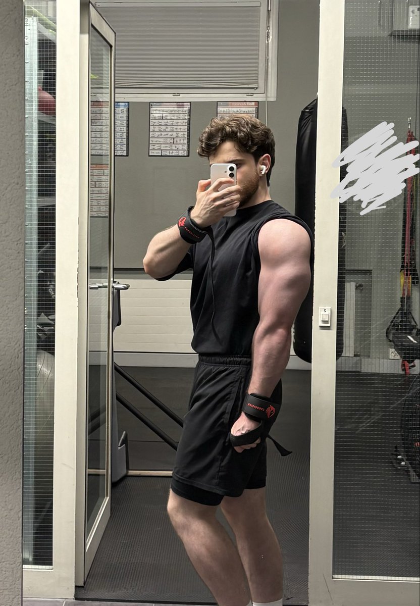 emZkae's tweet photo. I swear Im not 4ft https://t.co/I8XeeCLgav