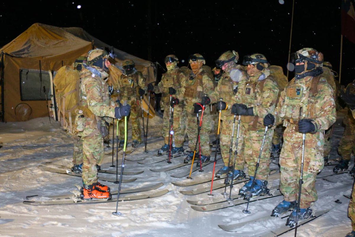 Ejercito_Chile's tweet photo. Integrantes del Destacamento de Montaña N.° 9 “Arauco” se encuentran desplegados en el sector general de Laguna del Laja, región del #BioBio, realizando #InstrucciónyEntrenamiento en montaña como parte de la fase preparatoria al inicio del ejercicio “Filo Andino 2026”, organizado por la @IIIDIVMNA.
Estas acciones buscan fortalecer las capacidades operativas del personal, mediante la ejecución de procedimientos propios de las operaciones en montaña y la adaptación a las exigentes condiciones geográficas y climáticas de la zona.