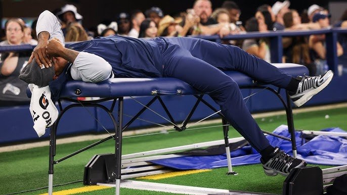 BeEzeOnEm's tweet photo. Being a mature leader gets you paid, not being a crybaby on the sideline https://t.co/ZKiWp7o0So
