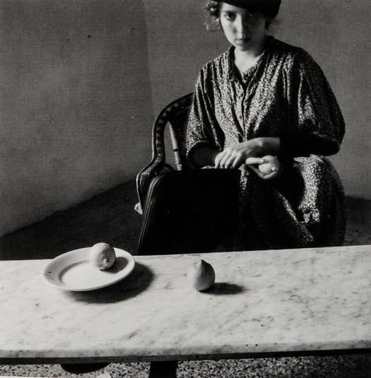 literlandweb1's tweet photo. "El hambre es algo más básico que el amor, pero se parecen mucho".
"Pandora", Liliana Blum
📷Francesca Woodman https://t.co/OwCgFLXOgz