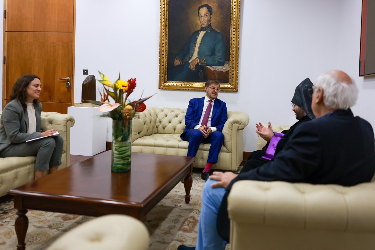 plasenciafelixr's tweet photo. Recibimos al Monseñor Bedros Manouelian, Obispo de la Iglesia Apostólica Armenia en Venezuela, orientado a fortalecer los históricos lazos de amistad y hermandad que unen a los pueblos venezolano y armenio.

Durante la reunión se destacó especialmente el valioso aporte de la comunidad armenia que desde hace décadas hace vida en Venezuela, plenamente integrada al desarrollo social, cultural y económico del país y constituida en un puente natural de acercamiento entre ambas naciones.

Asimismo, reconocimos y agradecimos la solidaridad expresada por la Iglesia y la comunidad armenia con el pueblo venezolano tras los recientes terremotos, y reiteramos nuestra disposición de continuar promoviendo espacios de encuentro, diálogo y cooperación que profundicen los vínculos entre Venezuela y Armenia.