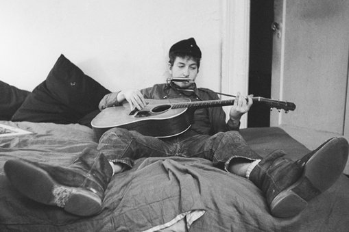 BobDylanProject's tweet photo. 1960 #NowPlaying #Dylan song, Streets of Glory (I'm Gonna Walk on   the... ) ▶️ https://t.co/zQ8BW8mwjO from #BobDylan's Music   Box🔗https://t.co/klyoFVX27m Follow us inside and   #ListenTo this, and 2,00 other @BobDylan related songs now. https://t.co/6PQdg4DVze