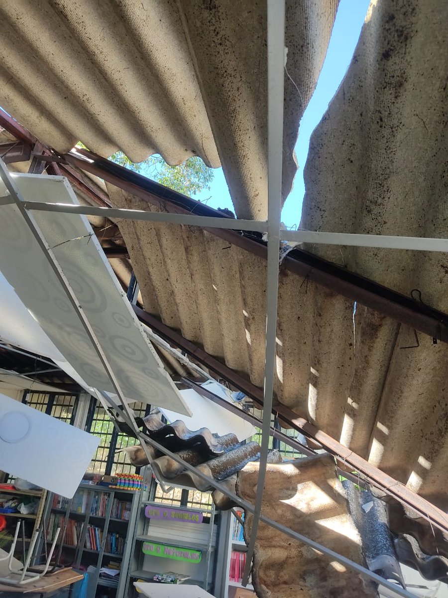 fecode's tweet photo. Así se encuentra una sede de la Institución Educativa en San Rafael de Calarcá, Quindío, producto del terremoto en el día de hoy. https://t.co/lRmqn2Or7H