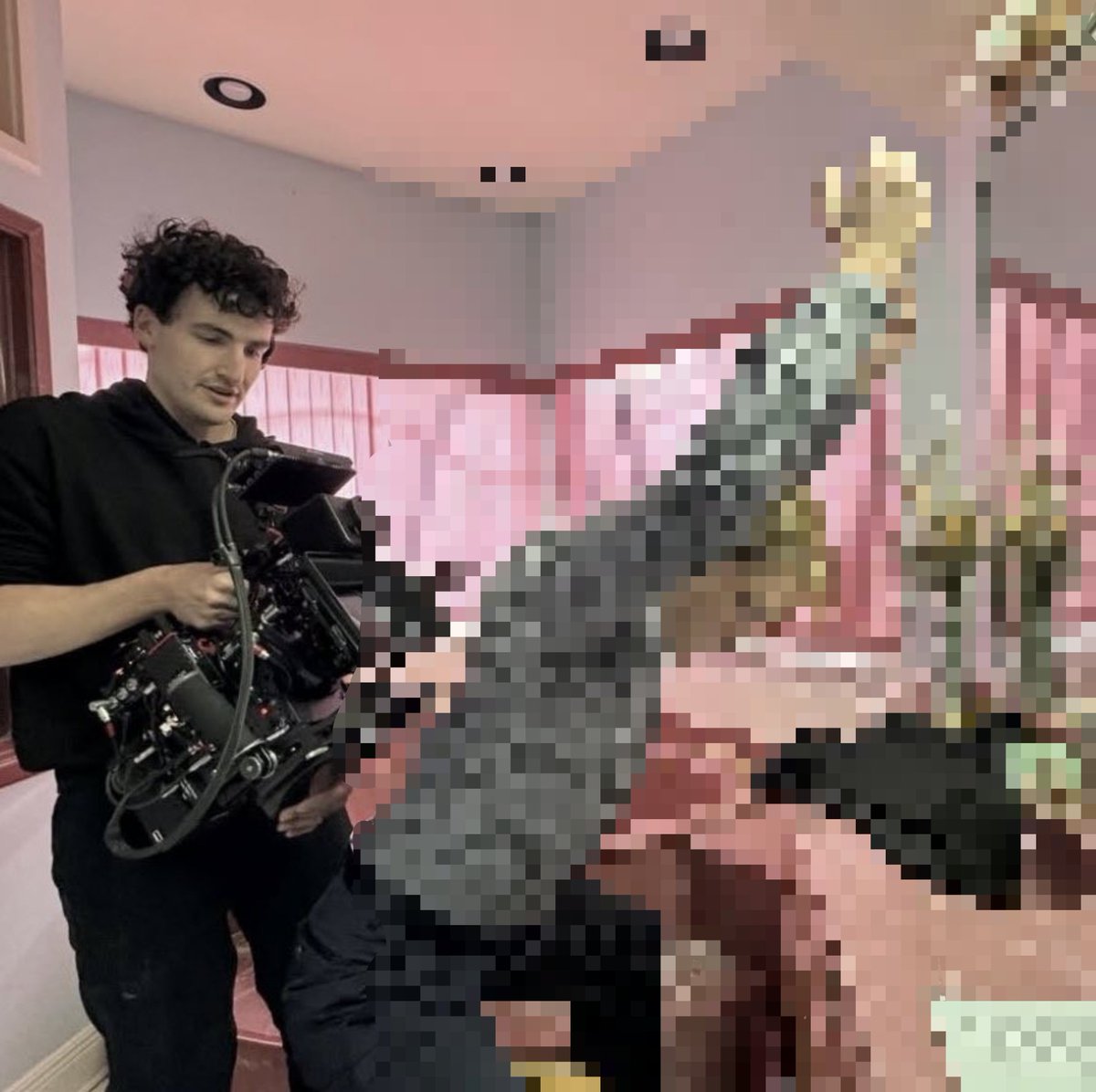 WeedDogAlt's tweet photo. This image is so fucking funny to me so I deep-fried the shit out if Robert https://t.co/t0HBARtgr4
