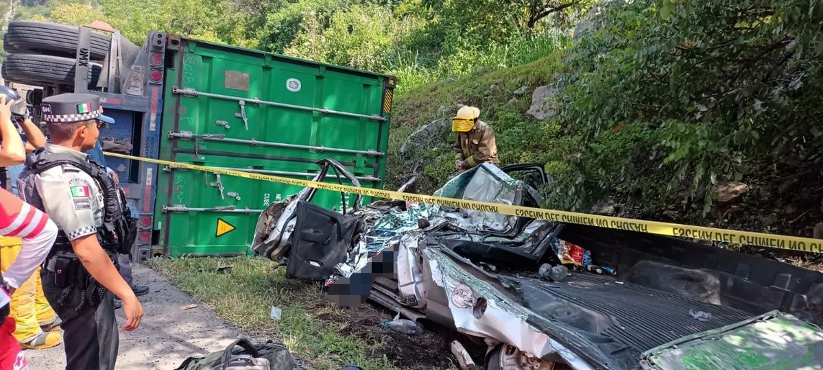 PCJalisco's tweet photo. 🚨Esta mañana se recibió el reporte de un accidente en la Autopista @Operaciongdlcol . Km. 112. municipio de #Tuxpan.

Personal de nuestra Comandancia Regional Ciudad Guzmán se trasladó al lugar, reportando que se trató de la volcadura de un tractocamión, el cual cae sobre una camioneta pickup.

El chofer de la camioneta pierde la vida prensado dentro del vehículo. Su acompañante, masculino de 25 años, con domicilio en Guasave Sinaloa, se reporta en estado leve, únicamente con lesiones abrasivas en sus piernas.🚑

Se atiende en coordinación con elementos de PC Tuxpan y Cruz Roja.🚒

Al momento se reporta cierre a la circulación en sentido hacia Guadalajara. 🚧