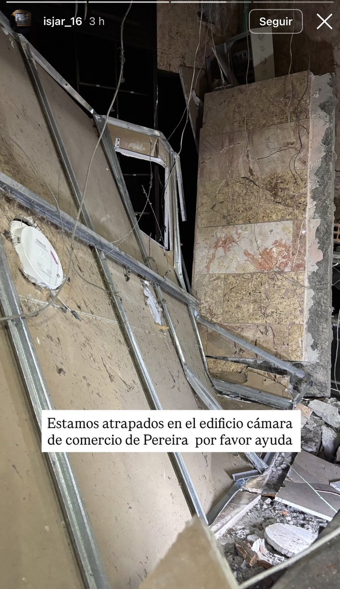 SALVARANM's tweet photo. 🚨 | URGENTE:

Una adolescente llamada Isabela, de 17 años, pide ayuda a través de sus redes sociales isjar_16 tras quedar atrapada con su familia en una edificación derribada en Pereira, capital de Risaralda.

@defensoresco @ABDELAESPRIELLA @jrestrp @UNGRD @BomberosPereira @Alcaldiapereira @Rodrigo_Lara_