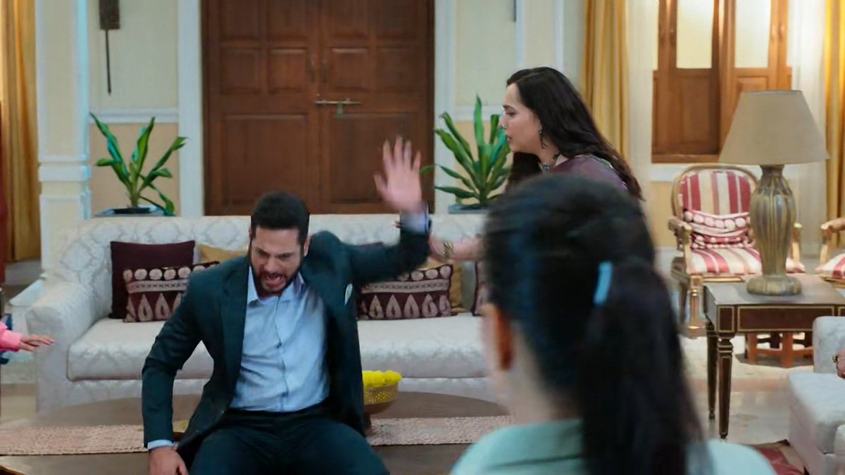 stanningadakaar's tweet photo. Manish, my fave clown in that madhouse, striking all the points for entertainment 😭🤣

I wanna know how did they all maintain a straight face throughout this 🤣🤣🤣 nevertheless Vimarsh Roshan, the performer you're 🙌🏼

#MrAndMrsParshuram https://t.co/1WjDrscBvU