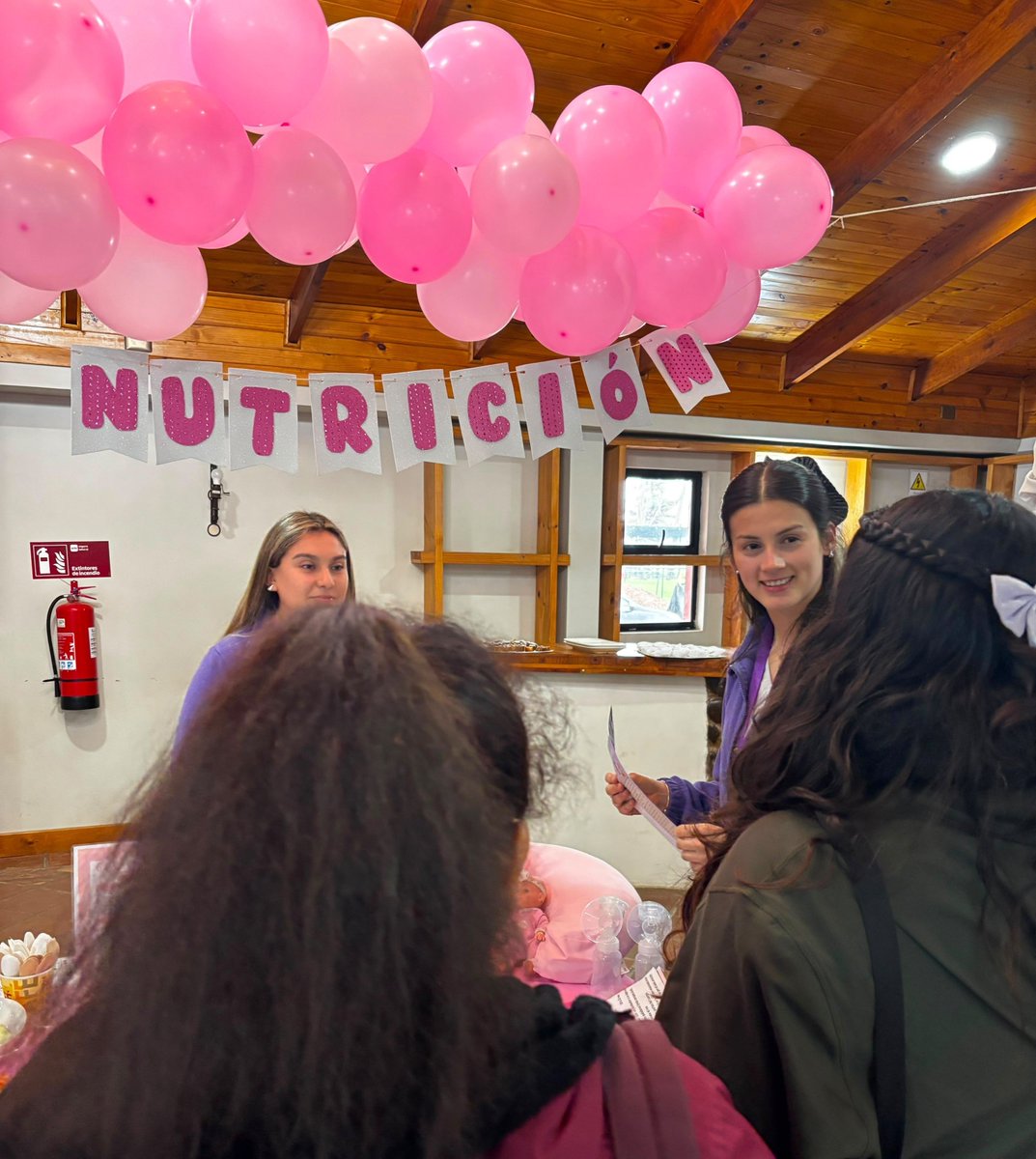 NutriUTalca's tweet photo. Internas en Atención Primaria de Salud, Millaray Morales y Camila Pulgar, de #NutriUTalca, realizan su práctica en el Cesfam Pelarco, donde entregaron material educativo e informaron a usuarios/as de dicho recinto sobre Lactancia Materna y alimentación saludable.

@CsSaludUTalca https://t.co/8o0d9yiPAA