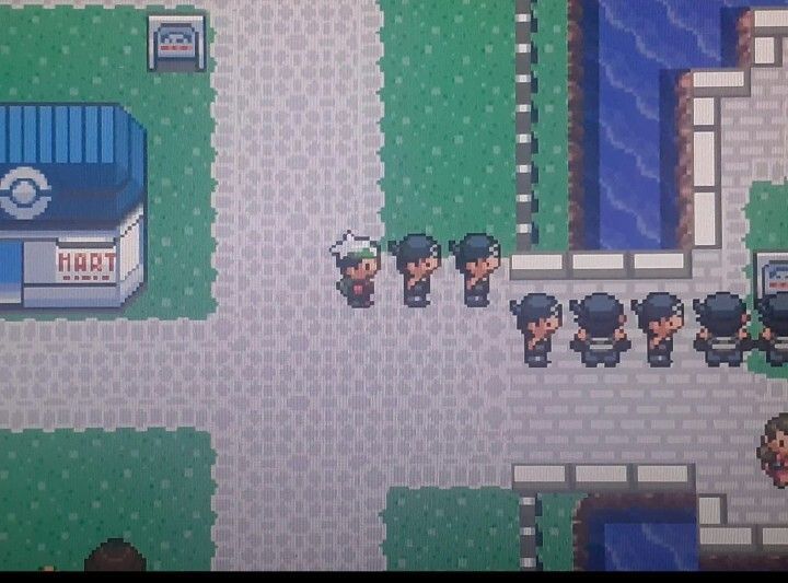 pokemon_psts's tweet photo. This line hasn't moved in hours https://t.co/AgKDRexySM