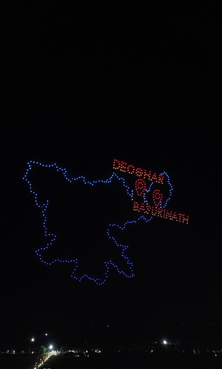 DumkaDc's tweet photo. राजकीय श्रावणी मेला महोत्सव 2026 की दूसरी सोमवारी पर बासुकीनाथ धाम में आयोजित भव्य ड्रोन शो के माध्यम से बाबा बासुकीनाथ की महिमा, कांवड़ यात्रा, समुद्र मंथन, मां गंगा का अवतरण, नागराज वासुकी एवं झारखंड की सांस्कृतिक-ऐतिहासिक विरासत को आकर्षक रूप में प्रदर्शित किया गया।

धार्मिक आस्था एवं आधुनिक तकनीक के इस समन्वय ने श्रद्धालुओं को अनूठा आध्यात्मिक अनुभव प्रदान किया।

@HemantSorenJMM @prdjharkhand @VisitJharkhand

#RajkiyaShravaniMela2026 #BasukinathDham #Dumka #HarHarMahadev #HarHarMahadev