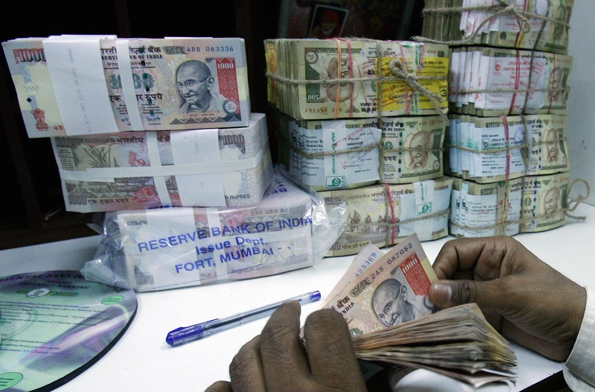 DecodedNewsHQ's tweet photo. 🇮🇳India is bracing for another rise in inflation as high oil prices ripple through one of the world's biggest economies. Economists expect July consumer inflation to rise to around 4.5%, putting fresh pressure on the rupee and raising expectations that the Reserve Bank of India could eventually hike rates.