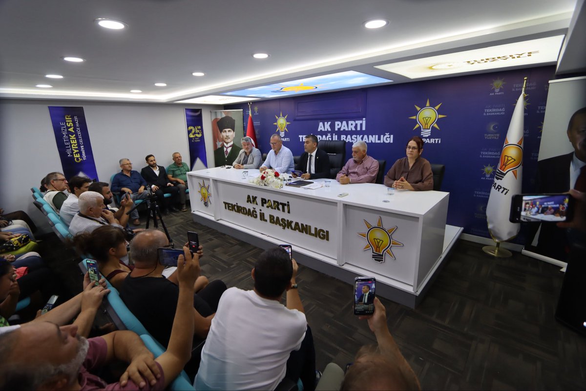 av_aligumus's tweet photo. AK Parti’mizin 25. kuruluş yıl dönümü dolayısıyla İl Başkanlığımızda basın açıklamamızı gerçekleştirdik.

14 Ağustos 2001’de başlayan kutlu yürüyüşümüzü, Cumhurbaşkanımız ve Genel Başkanımız Sayın Recep Tayyip Erdoğan’ın liderliğinde çeyrek asırdır eser ve hizmet siyasetiyle sürdürüyoruz.

25 yıldır milletimizden aldığımız güçle, aynı inanç ve kararlılıkla Türkiye Yüzyılı hedeflerimize yürümeye devam ediyoruz.

#MilletimizleÇeyrekAsır
#TürkiyeGeleceğeHazır
