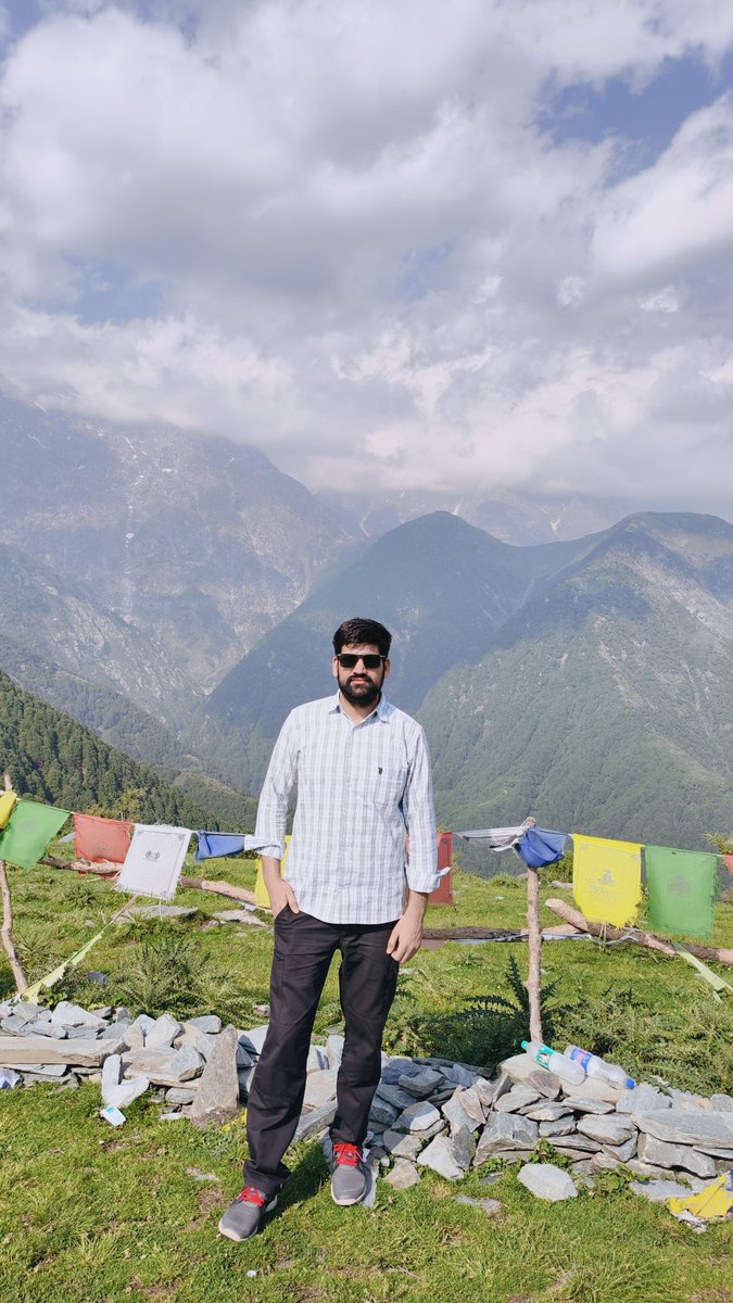 Vijaykumarrola1's tweet photo. “Mountains, memories &amp; a little bit of madness😎🏔️” https://t.co/oBLzo0eZb5