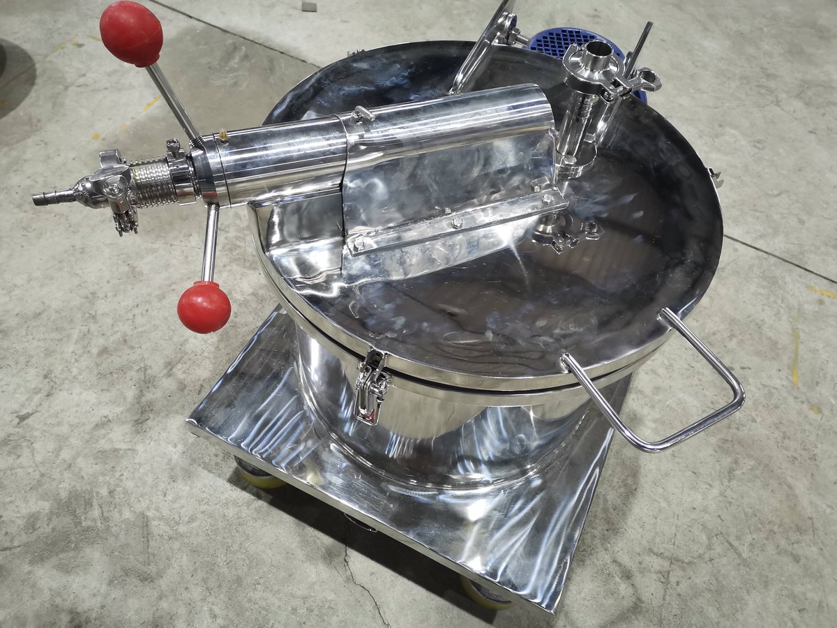 SafarianMike's tweet photo. My desk mate hid my snack bag in the lab’s centrifuge this afternoon. When I finally found it later, it was perfectly spun... but the chips tasted oddly “solid” https://t.co/SoZrZ86ic0