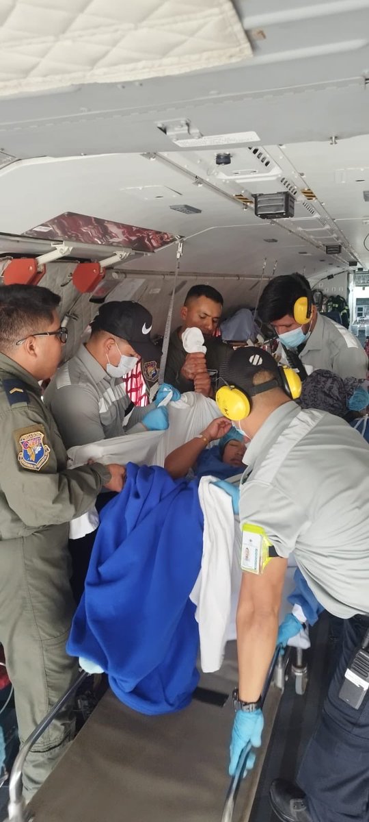 FuerzaAereaEc's tweet photo. ALAS DE ESPERANZA 

La Fuerza Aérea Ecuatoriana, a través del Ala de Transportes N.° 11, realizó una misión de transporte sanitario aéreo desde Galápagos hacia Guayaquil, trasladando a dos pacientes que requerían atención médica especializada.
La misión, ejecutada en una aeronave C-295M, permitió brindar una respuesta oportuna y facilitar el acceso a atención médica en el continente.
A cualquier hora y en cualquier lugar, nuestros aviadores militares están listos para servir al Ecuador.