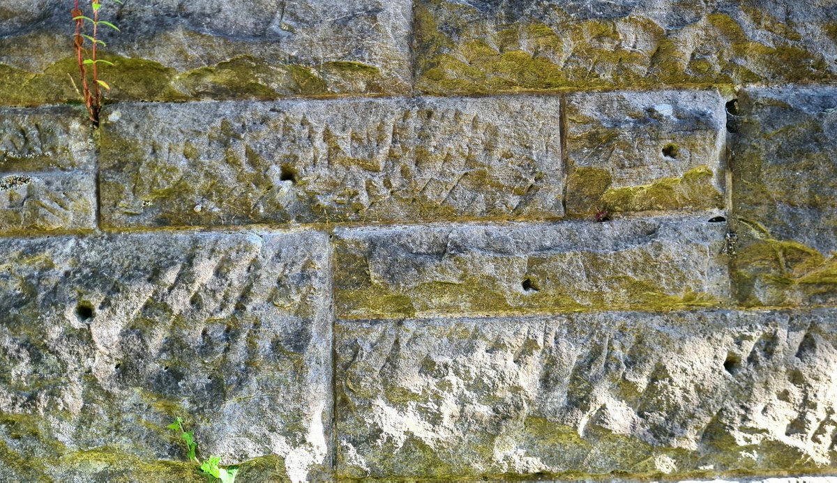 is_glasgow's tweet photo. If you look at old stonework on bridges and walls, like this former railway bridge on Ford Road in the West End of Glasgow, you'll often see it's pock-marked with holes.
Cont./
#glasgow #architecture #buildingtechniques #ancientbuildingtechniques #liftingtongs https://t.co/vkD1UNSeRy