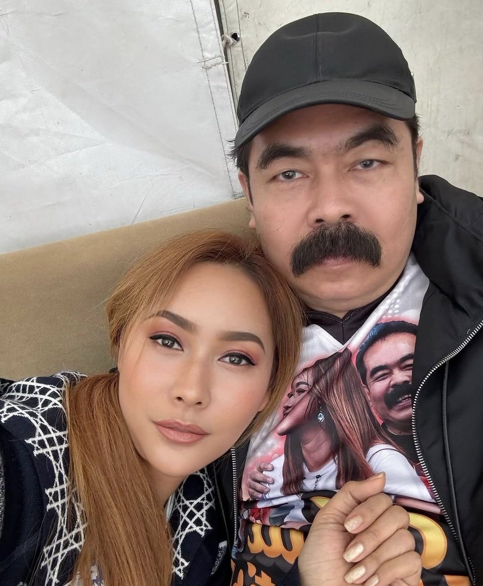 ohmmajesty's tweet photo. pantesan dari kemaren mikir mirip siapa ya, si pakin kalo kumisam aduhay bener kaya mas adam while ohm letoy banget mleyot mulu kaya pensil inul https://t.co/66r8n787A2