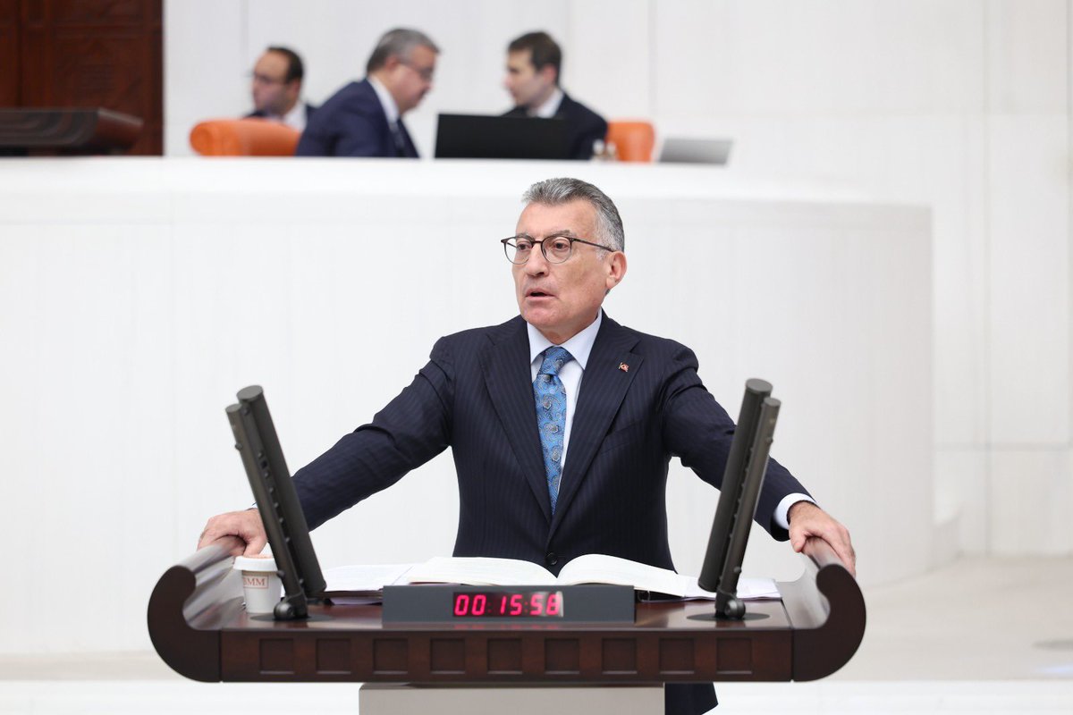 avabdullahguler's tweet photo. Milli Dayanışma ve Toplumsal Bütünleşmenin Güçlendirilmesine Dair Kanun Teklifi üzerine AK Parti Grubumuz adına TBMM Genel Kurul konuşmamızı gerçekleştirdik.  

Bugün TBMM Genel Kurulu'nda silahları susturmak, barış ve kardeşlik köprüleri kurmak adına tarihi anlara şahitlik ediyoruz. 

"Biz artık Botan Çayı'nda serinlemek, Zap suyu gibi coşmak; Dicle, Fırat, Murat gibi barışa, kardeşliğe akmak istiyoruz. İstiyoruz ki Munzur Dağları'nda hep birlikte kardelenler toplayalım. Cudi Dağı'ndan yediverenler, Ağrı Dağı'ndan çiğdemler derlemek istiyoruz. Ülkemin yedi coğrafyasından derilmiş çiçekleri ülkemin annelerine, o tertemiz yüreklere vermek istiyoruz. Türkiye'ye yeni ufuklar açmak, Türkiye'yi şaha kaldırmak, Türkiye'yi artık kabına sığmaz, tutulamaz güçlü bir ülke olma yolunda zapt edilemez hâle getirmek istiyoruz."

Milli Dayanışma ve Toplumsal Bütünleşmenin Güçlendirilmesine Dair Kanun Teklifi görüşmelerinin karşılıklı anlayış ve hoşgörü içerisinde tamamlanarak kanunlaşmasını diliyorum.