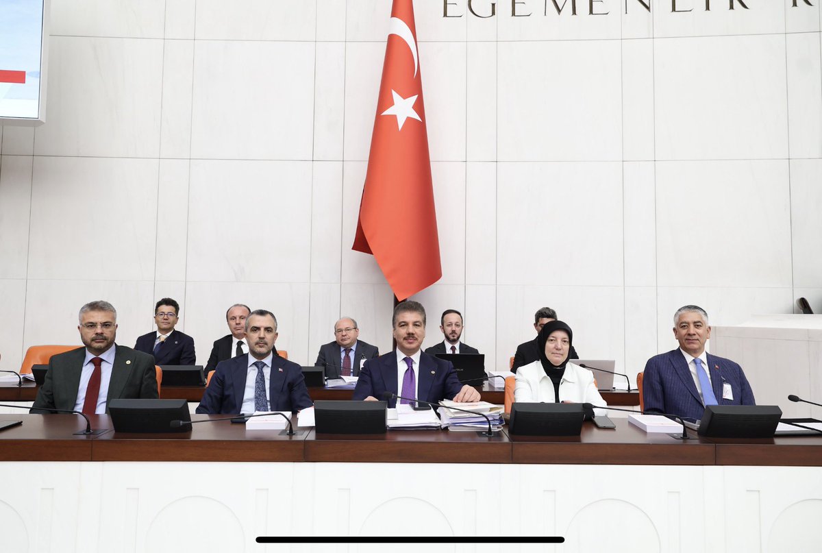 avabdullahguler's tweet photo. Milli Dayanışma ve Toplumsal Bütünleşmenin Güçlendirilmesine Dair Kanun Teklifi üzerine AK Parti Grubumuz adına TBMM Genel Kurul konuşmamızı gerçekleştirdik.  

Bugün TBMM Genel Kurulu'nda silahları susturmak, barış ve kardeşlik köprüleri kurmak adına tarihi anlara şahitlik ediyoruz. 

"Biz artık Botan Çayı'nda serinlemek, Zap suyu gibi coşmak; Dicle, Fırat, Murat gibi barışa, kardeşliğe akmak istiyoruz. İstiyoruz ki Munzur Dağları'nda hep birlikte kardelenler toplayalım. Cudi Dağı'ndan yediverenler, Ağrı Dağı'ndan çiğdemler derlemek istiyoruz. Ülkemin yedi coğrafyasından derilmiş çiçekleri ülkemin annelerine, o tertemiz yüreklere vermek istiyoruz. Türkiye'ye yeni ufuklar açmak, Türkiye'yi şaha kaldırmak, Türkiye'yi artık kabına sığmaz, tutulamaz güçlü bir ülke olma yolunda zapt edilemez hâle getirmek istiyoruz."

Milli Dayanışma ve Toplumsal Bütünleşmenin Güçlendirilmesine Dair Kanun Teklifi görüşmelerinin karşılıklı anlayış ve hoşgörü içerisinde tamamlanarak kanunlaşmasını diliyorum.