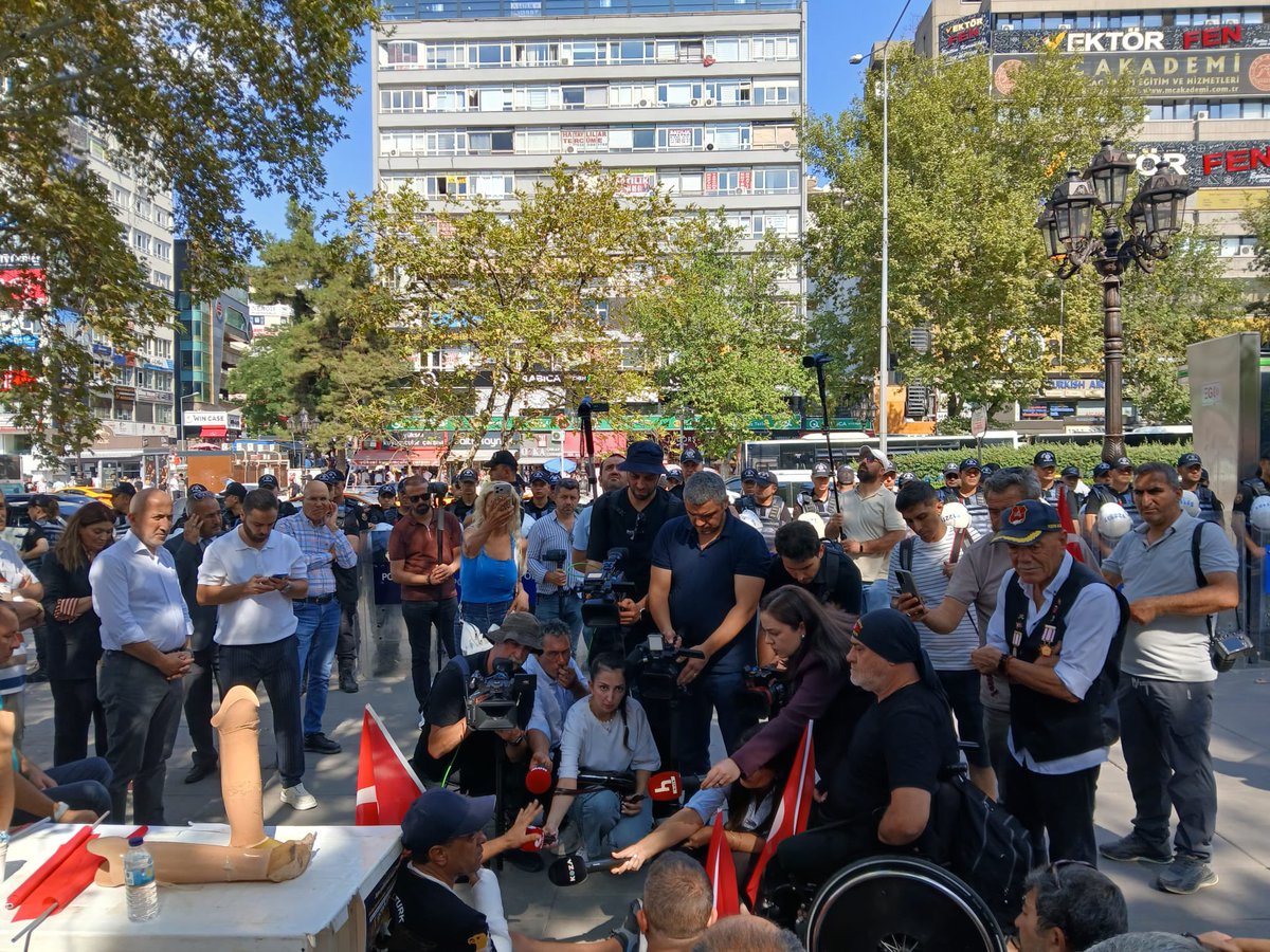1Sehitoglu's tweet photo. GAZİLERE MÜDAHALE KABUL EDİLEMEZ!

Ankara’da Meclis’e yürümek isteyen gazilerin önünün çevik kuvvet tarafından kesilmesi ve ardından yaşanan müdahale vicdanları yaralamıştır.

Bu ülke için bedel ödemiş, canını ortaya koymuş gazilerin taleplerini dinlemek yerine kolluk müdahalesiyle karşı karşıya bırakılması kabul edilemez.

Gazinin karşısına polis değil, çözüm iradesi çıkmalıdır.

Devletin görevi; hakkını arayan gaziyi susturmak değil, onun sesini dinlemek ve sorununa çözüm üretmektir. Müdahalenin orantılı olup olmadığı ve olayın nasıl geliştiği tüm yönleriyle açıklanmalıdır.

Bugün gazisine sahip çıkmayan anlayış, yarın vatan için bedel ödeyenlere hangi güveni verecektir?

Gaziler yalnız değildir.
Gaziye saygı, bu milletin namus borcudur.

#GazilereSahipÇık
#GazilerYalnızDeğildir
#GaziHakkı
#Ankara