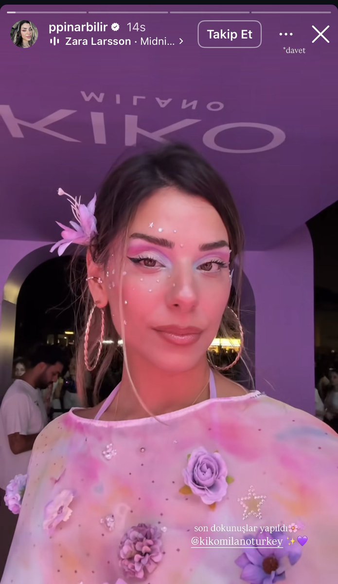 AstroDedikodu's tweet photo. Dün zara konserinde kiko makyaj sırasında bir sürü kişi beklerken bu kız gelip açılın influencerım diyerek sıraya daldı ve kendine makyaj yaptırdı.. asla tanımıyorum da bu yazıyı yazmak için araştırdım BU KİM https://t.co/0UMmt1hk5g