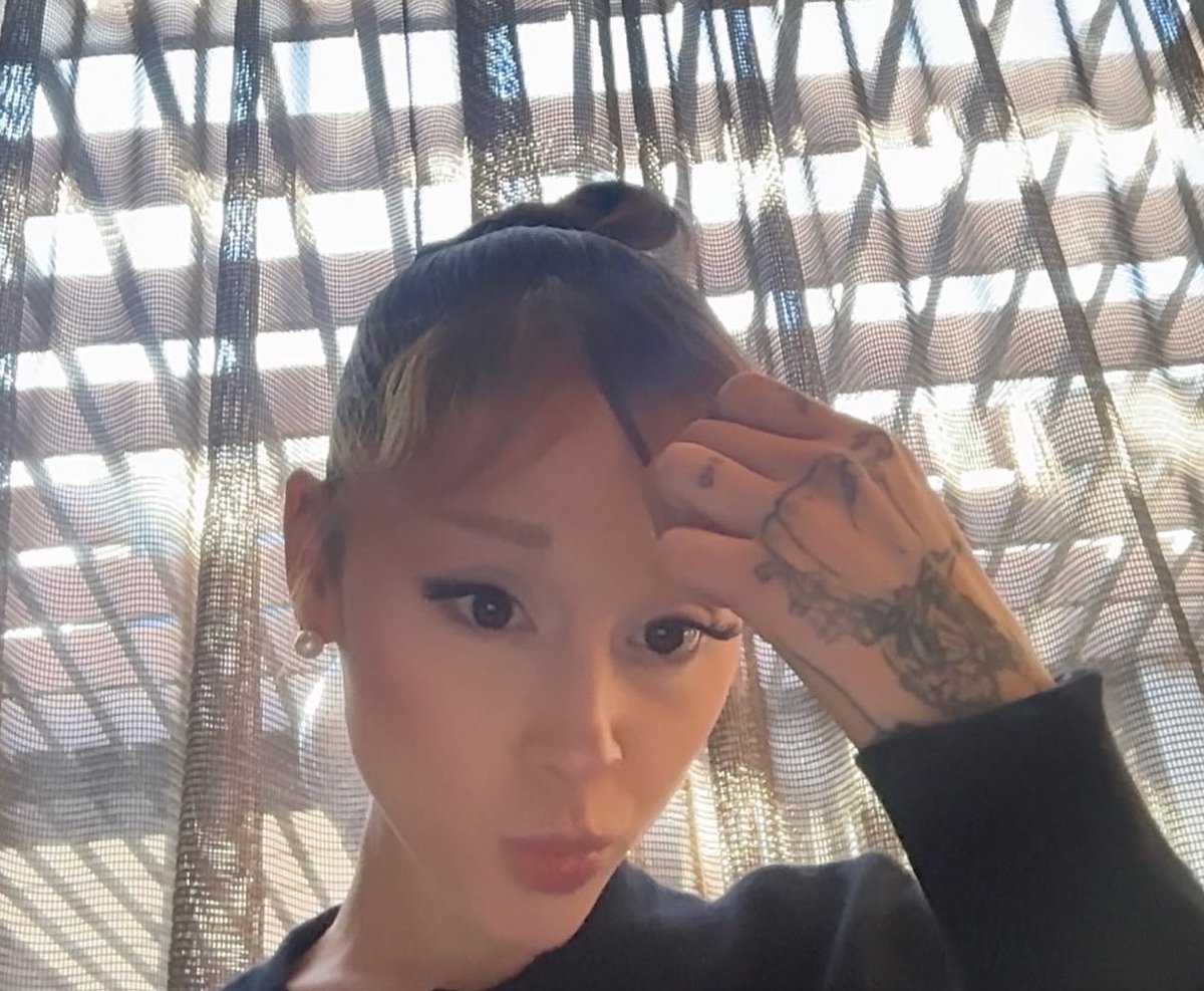 Ieftmyheart's tweet photo. im seriously obsessed with this pic of her shes so darling <3 https://t.co/2sOHsR700k