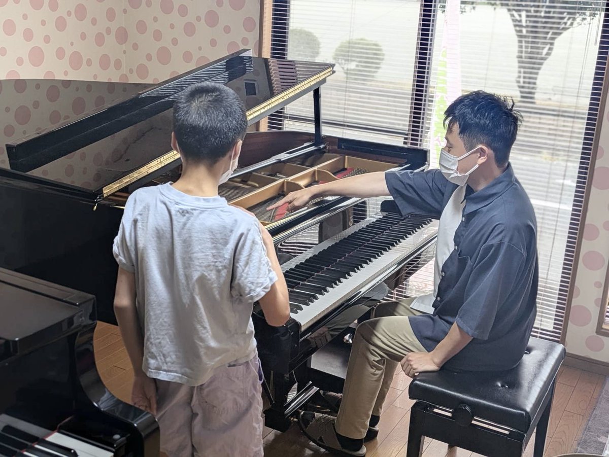 mickey_ongaku's tweet photo. 🌻夏の特別レッスン週間🌻

ミナミ先生の演奏を間近で聴きました🎹✨

《小犬のワルツ》《英雄ポロネーズ》を聴いた後は、ピアノの仕組みやペダルのお話も😊

さらにウィーンの音楽のお話🇦🇹🎵
最後は《美しき青きドナウ》✨

「最後の曲が好き！」と嬉しそうでした☺️💕

#みっきー音楽教室 #伊勢崎市 https://t.co/HvSovltyqM