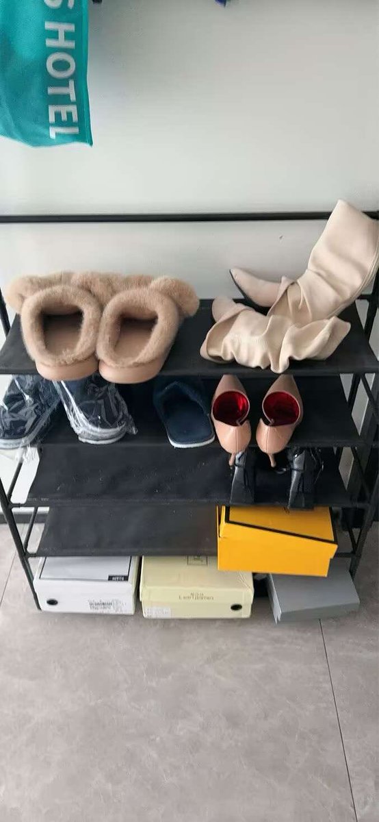 Xienhiu's tweet photo. #扫楼 #打胶 #高跟鞋 公寓楼就是容易出好货都是攻速鞋 https://t.co/DOBXTvJcVo